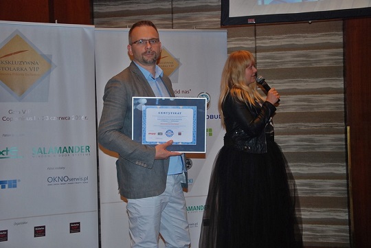 Laureat Daniel Szeremiota z przedstawicielką patrona - firmy VIAVAC - Angeliką Barską - Badowską.