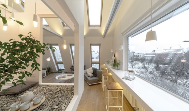 Apartament w Moskwie i dwuskrzydłowe okna dachowe.