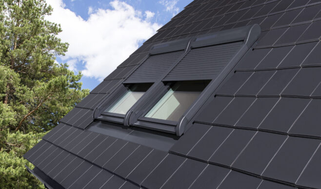 Jaką osłonę wybrać na okno dachowe? Markiza czy roleta – praktyczne porównanie.